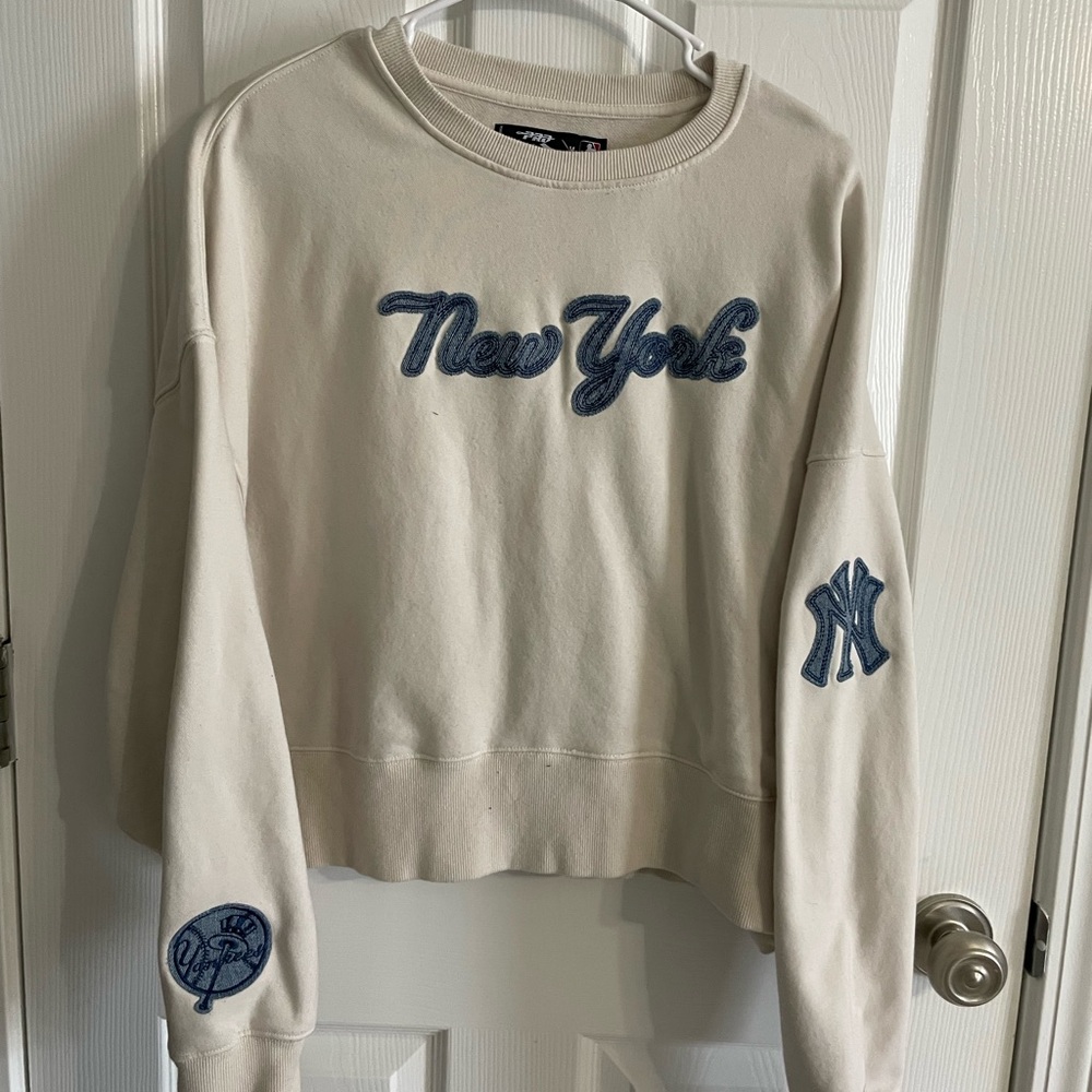 New York Embroidered Cream Sweatshirt
